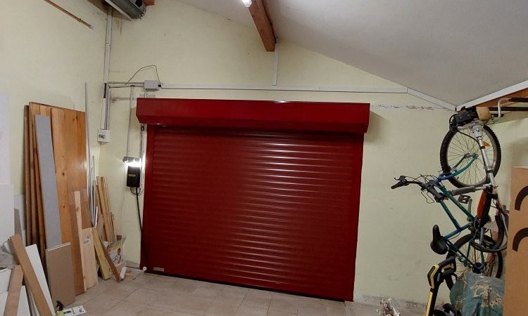 Porte roulante de garage en aluminium à DECINES CHARPIEU, pose en applique 