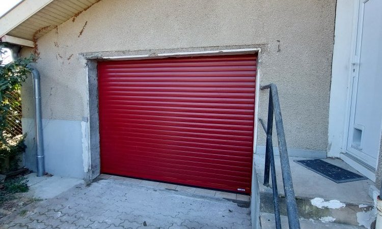 Porte roulante de garage en aluminium à DECINES CHARPIEU, pose en applique 