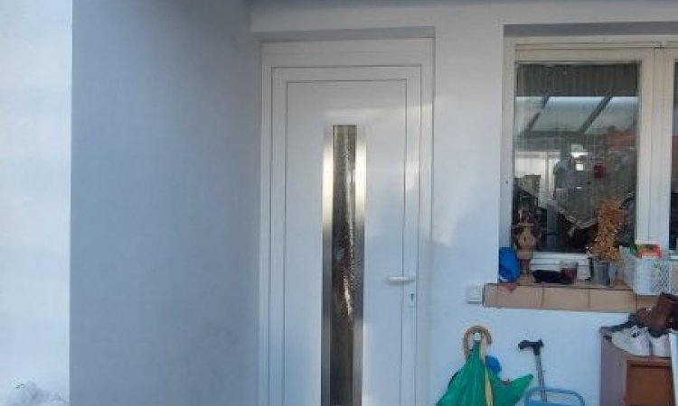 Installation d'une porte d'entrée en PVC à MEYZIEU Rhône 