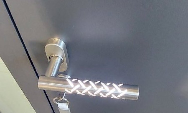 Fourniture et pose de porte d'entrée en aluminium avec poignée éclairée par des LED