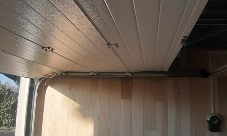Porte de garage sectionnelle à refoulement plafond 