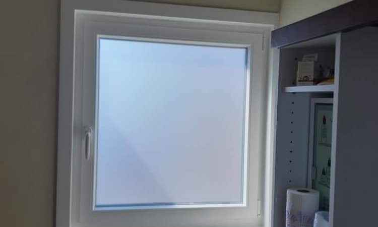 Installation d'une fenêtre PVC à LYON, pose en rénovation 