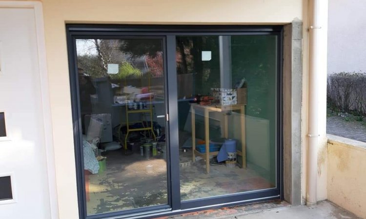 Installation d'une porte fenêtre PVC à SAINT LAURENT DE MÛRE, pose en dépose totale 