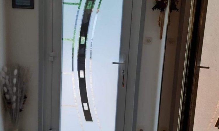 Installation d'une porte d'entrée en aluminium à GENAS, pose en rénovation 