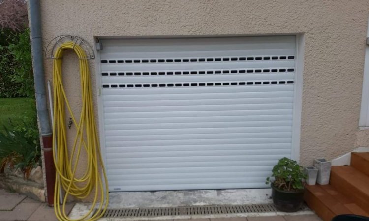 Pose d'une porte roulante de garage aluminium motorisé à CORBAS