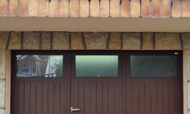 Installation d'une porte battante de garage à MEYZIEU 