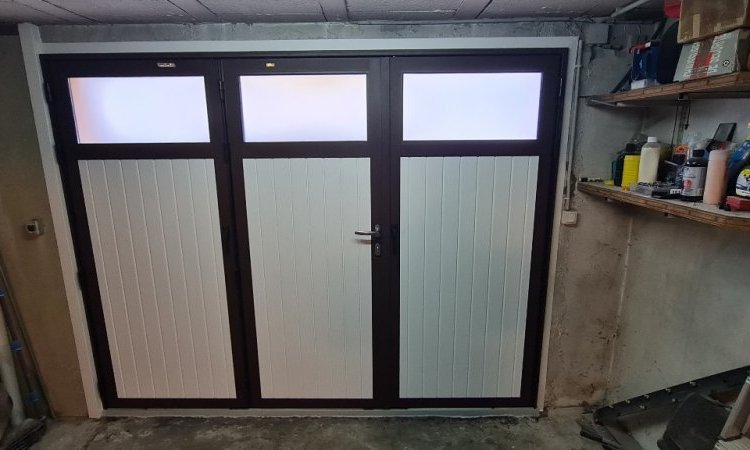 Pose d'une porte de garage battante en aluminium à MEYZIEU