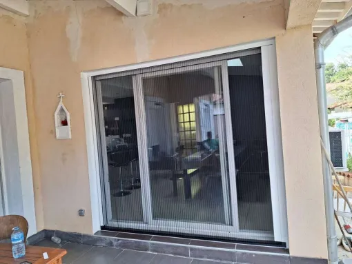 Fourniture et pose de moustiquaire plissé pour baie coulissante à Lyon, Décines-Charpieu, CONFORT ISO SERVICES