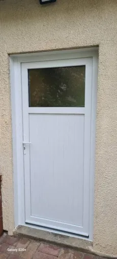 Fourniture et pose de porte de service en PVC à Décines-Charpieu, Décines-Charpieu, CONFORT ISO SERVICES