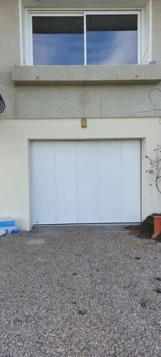Fourniture et pose d'une porte de garage sectionnelle à refoulement latéral motorisé, à TALUYER et ses alentours, Décines-Charpieu, CONFORT ISO SERVICES