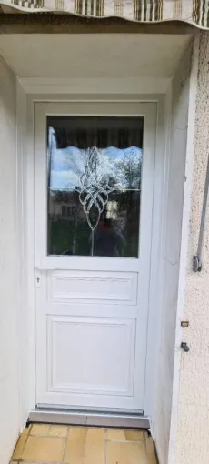 Fourniture et pose d'une porte d'entrée en PVC à BRON et ses environs dans le Rhône, Décines-Charpieu, CONFORT ISO SERVICES
