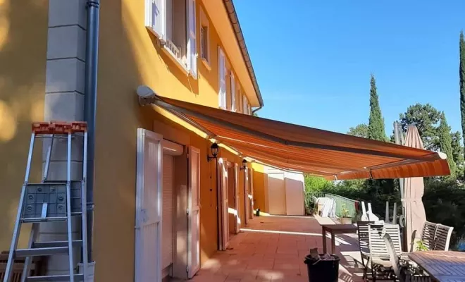 Fourniture et pose de store coffre de terrasse avec bras indépendants, Décines-Charpieu, CONFORT ISO SERVICES