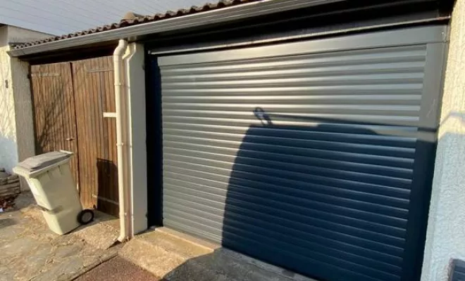 Installation de porte roulante de garage à Lyon, Décines-Charpieu, CONFORT ISO SERVICES