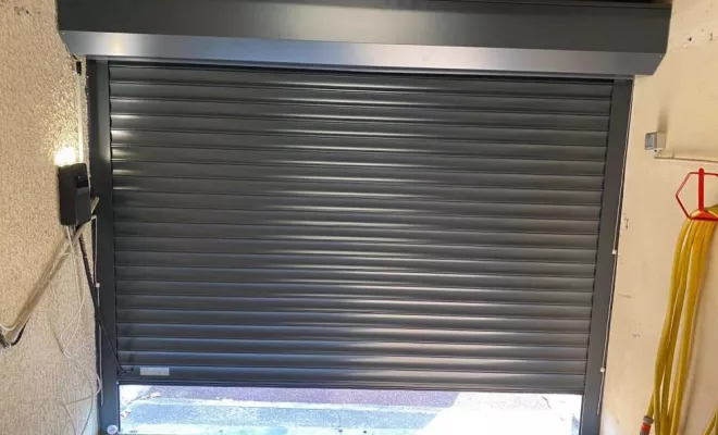 Installation de porte roulante de garage à Lyon, Décines-Charpieu, CONFORT ISO SERVICES
