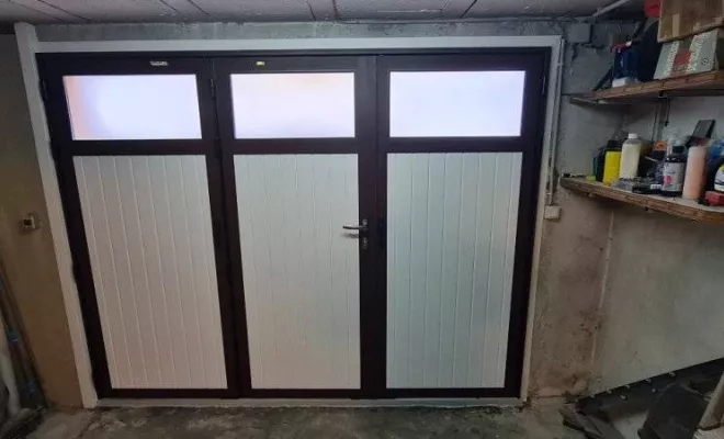 Pose de porte de garage battante en aluminium à Lyon, Décines-Charpieu, CONFORT ISO SERVICES